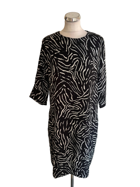 SOSANDAR BLACK & WHITE PRINT 3/4 SLEEVE SHIFT DRESS  SIZE 14