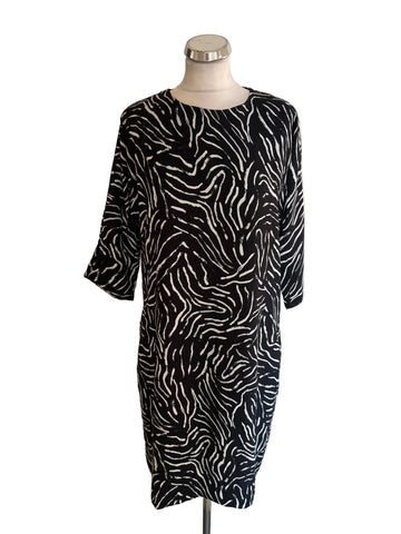 SOSANDAR BLACK & WHITE PRINT 3/4 SLEEVE SHIFT DRESS  SIZE 14