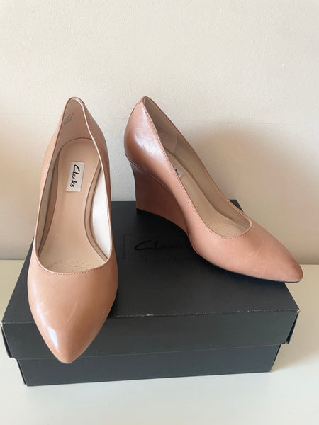 BRAND NEW CLARKS LEA BLUSH PINK (LIGHT TAN) LEATHER WEDGE HEELS SIZE 4/37