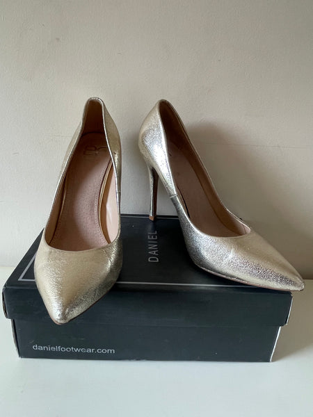 DANIEL PALE GOLD METALLIC HIGH HEEL COURT SHOES SIZE 7.5/41