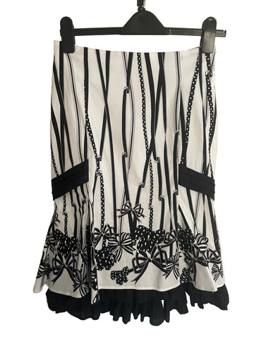 KAREN MILLEN WHITE & BLACK RIBBON PRINT FRILLED HEM SKIRT  SIZE 10
