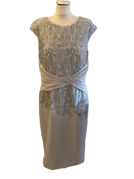L’ATELIER LIGHT GREY LACE & BEAD TRIMMED SPECIAL OCCASION PENCIL DRESS  SIZE 18