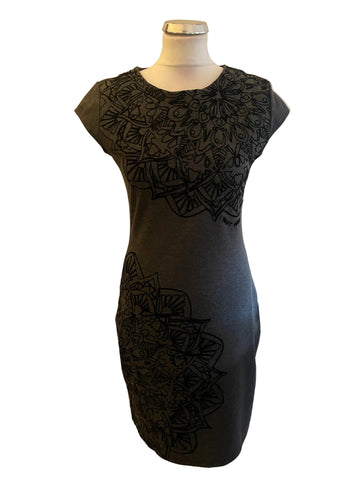 DESIGUAL GREY & BLACK EMBOSSED CAP SLEEVE JERSEY PENCIL DRESS  SIZE M