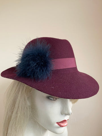 UNBRANDED BURGUNDY FELTED WOOL HAND TRIMMED TRILBY HAT WITH NAVY FEATHERS SIZE APPROX S/M