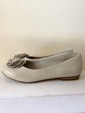 MARCO TOZZI CREAM LEATHER STUDDED FLOWER TRIM FLATS SIZE 4/37