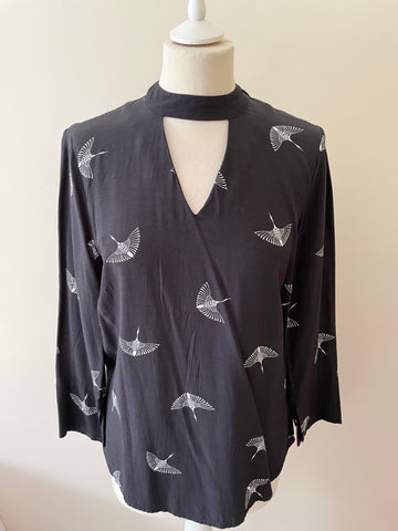 MINT VELVET BLACK & WHITE PRINT CUT OUT NECK 3/4 SLEEVE TOP SIZE 10