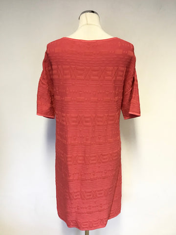 MAISON ULLENS CORAL EMBOSSED AZTEC PRINT STRETCH SHORT SLEEVE DRESS SIZE S