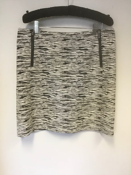 OUI BLACK & IVORY PRINT A LINE MINI SKIRT SIZE 14