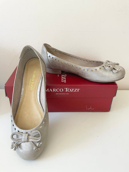 MARCO TOZZI GABBY PALE GOLD METALLIC BOW TRIM FLATS SIZE 5/38