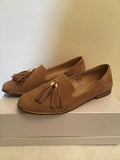 GALLERY BEIGE SUEDE TASSEL TRIM LOAFERS SIZE 6/39