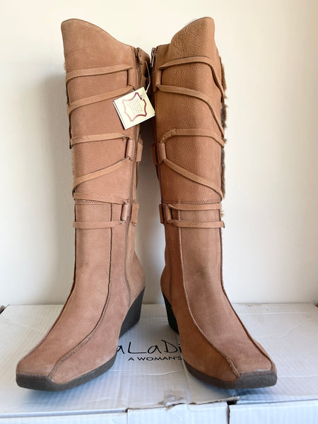 BRAND NEW VIVA LA DIVA CAMEL LEATHER & FUR TRIM WEDGE HEEL BOOTS SIZE 6/39