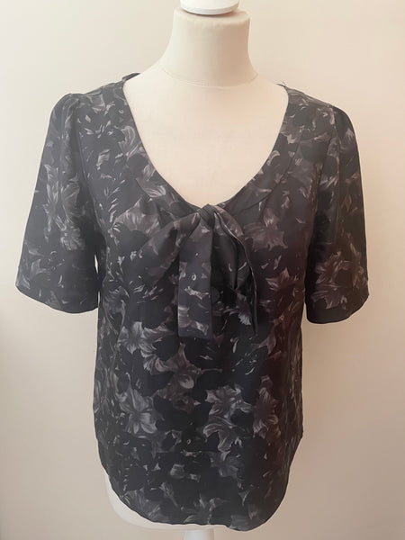 NICOLE FARHI 100% SILK BLACK & GREY FLORAL PRINT SHORT SLEEVED TOP SIZE M