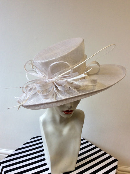BRAND NEW MAX & ELLIE WHITE COIL & FEATHER TRIM  FORMAL HAT