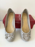 MARCO TOZZI GABBY PALE GOLD METALLIC BOW TRIM FLATS SIZE 5/38