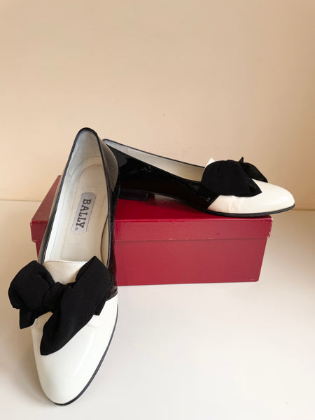 VINTAGE BALLY BLACK & WHITE PATENT LEATHER BOW TRIM FLAT SHOES SIZE 4.5/37.5