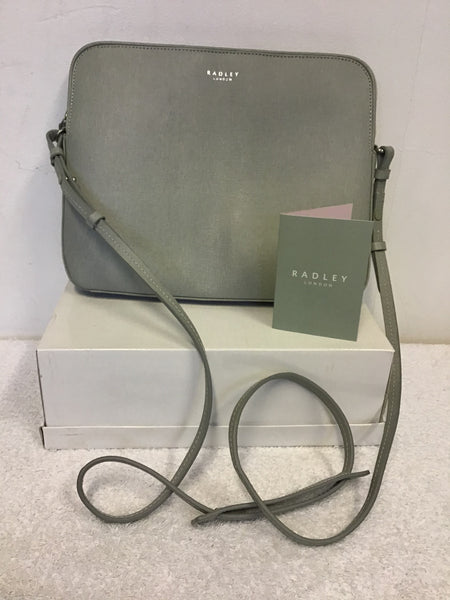 BRAND NEW RADLEY LIGHT GREY LEATHER  COATED MEDIUM ZIP TOP CROSS BODY BAG