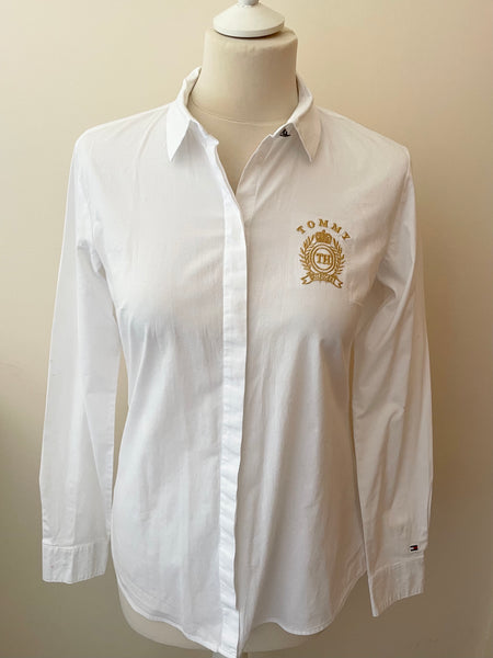 TOMMY HILFIGER WHITE WITH GOLD CREST LONG SLEEVED FITTED SHIRT SIZE 6 UK 10
