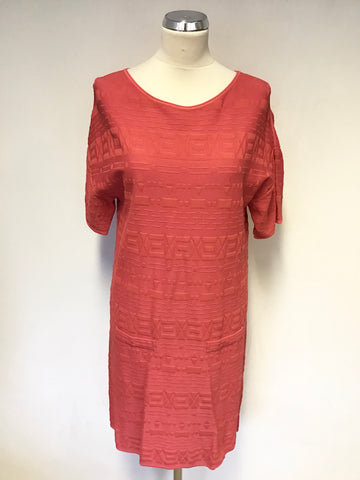 MAISON ULLENS CORAL EMBOSSED AZTEC PRINT STRETCH SHORT SLEEVE DRESS SIZE S