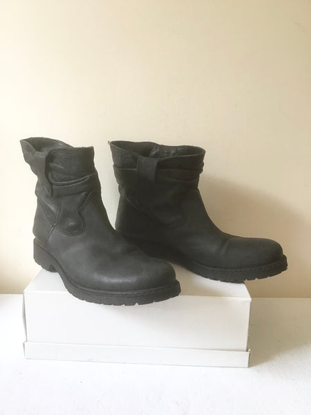 BUFFALO BLACK LEATHER ANKLE BOOTS SIZE 6/39