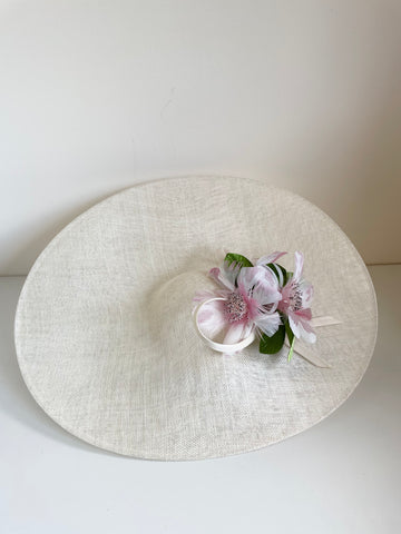 BRAND NEW DESIGNER PHILIP TREACY IVORY SAUCER WITH PINK TRIM FEATHER FLOWERS HATINATOR