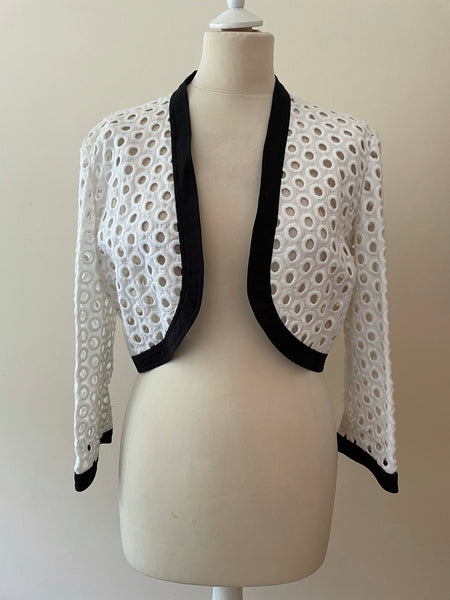JAEGER WHITE WITH BLACK TRIM OPEN DESIGN 3/4 SLEEVE BOLERO JACKET SIZE L