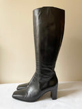 RUSSELL & BROMLEY BLACK KNEE LENGTH HEELED BOOTS SIZE 6/39