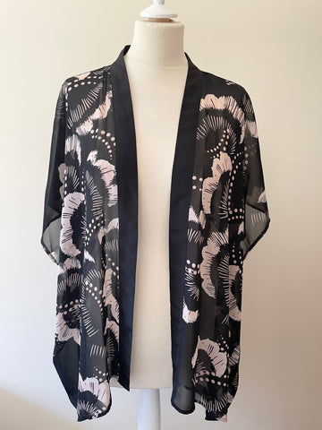 MINT VELVET BLACK & CREAM PRINT SHORT SLEEVE OVER TOP SIZE M