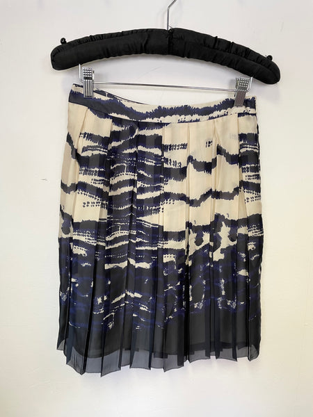LK BENNETT NAVY & IVORY PRINT PLEATED SKIRT SIZE 10 BUT FIT SIZE 8