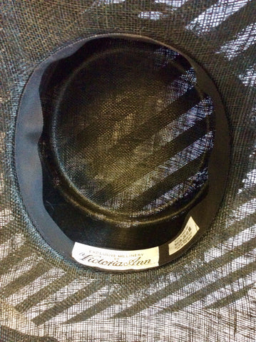 VICTORIA ANN BLACK & WHITE FEATHER TRIM WIDE BRIM FORMAL HAT