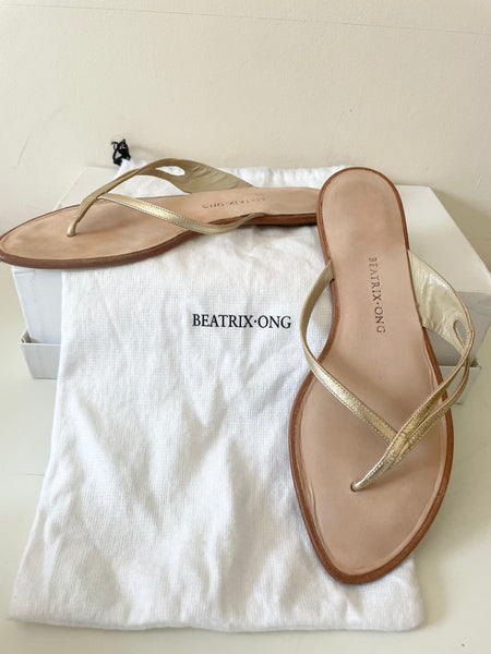 BEATRIX ONG GOLD ALL LEATHER FLAT THONG SANDALS SIZE 4.5/37.5