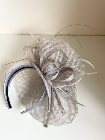 TAILOR MADE LIGHT GREY FLOWER,FEATHER & STICK TRIM FASCINATOR ON SATIN HEADBAND