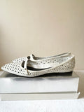 MARC JACOBS WHITE PATENT LEATHER LAZER CUTOUT FLATS SIZE 7/40