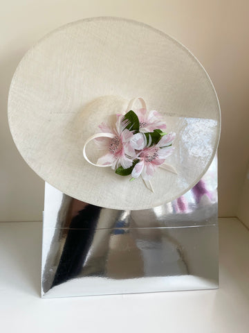 BRAND NEW DESIGNER PHILIP TREACY IVORY SAUCER WITH PINK TRIM FEATHER FLOWERS HATINATOR