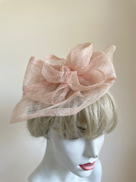 PALE PEACH BOW TRIM STRAW FASCINATOR ON SATIN HEAD BAND