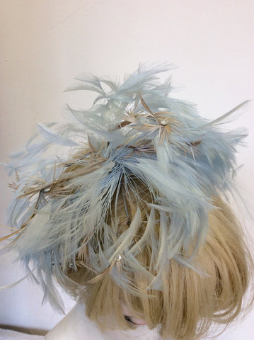BRAND NEW PALE BLUE & BEIGE FEATHER WITH DIAMANTÉ TRIM FASCINATOR ON CLEAR HEADBAND